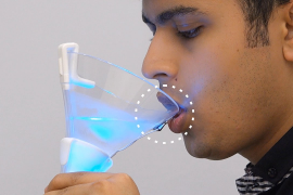 高科技电玻璃杯让白开水喝出酒味