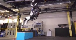 波士顿动力发布新版人形机器人：能跳跃旋转、后空翻