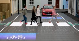 这个酷炫的智能交叉路口，可以把横穿马路的斑马线直接收起