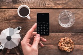 日本制造出世界最小安卓手机，只有银行卡大小