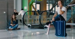 这款行李箱不仅可以智能跟随 还能躲避障碍